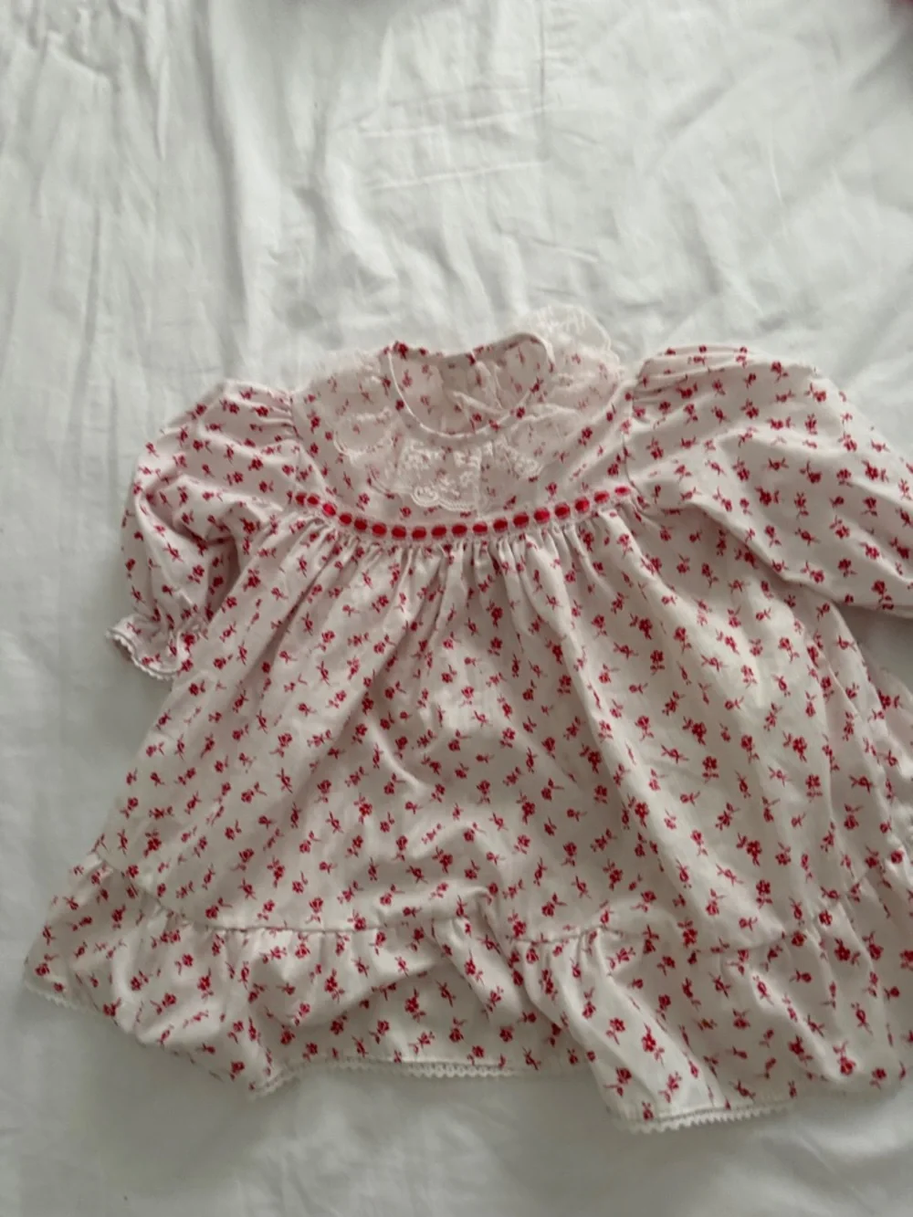 Vintage-Inspired White Dress with Red Floral Print and Lace Collar